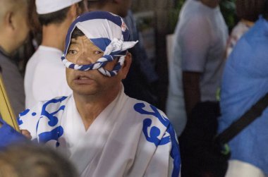 Tokyo, Japonya - 19 Ağustos 2018. Geleneksel giyim Shimokitazawa Awa Odori Festivali sırasında sokakta gerçekleştirme giyen dansçılar.