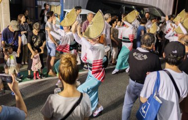 Tokyo, Japonya - 19 Ağustos 2018. Amigasa hasır şapka ve sokakta Shimokitazawa Awa Odori Festivali sırasında performans kimono giyen kadın dansçılar.