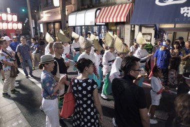 Tokyo, Japonya - 19 Ağustos 2018. Amigasa hasır şapka ve sokakta Shimokitazawa Awa Odori Festivali sırasında performans kimono giyen kadın dansçılar.