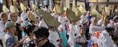 Tokyo, Japonya - 19 Ağustos 2018. Amigasa hasır şapka ve sokakta Shimokitazawa Awa Odori Festivali sırasında performans kimono giyen kadın dansçılar.