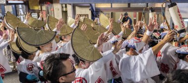 Tokyo, Japonya - 19 Ağustos 2018. Amigasa hasır şapka ve sokakta Shimokitazawa Awa Odori Festivali sırasında performans kimono giyen kadın dansçılar.