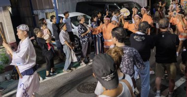 Tokyo, Japonya - 19 Ağustos 2018. Geleneksel giyim Shimokitazawa Awa Odori Festivali sırasında sokakta gerçekleştirme giyen dansçılar.
