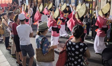 Tokyo, Japonya - 19 Ağustos 2018. Amigasa hasır şapka ve sokakta Shimokitazawa Awa Odori Festivali sırasında performans kimono giyen kadın dansçılar.