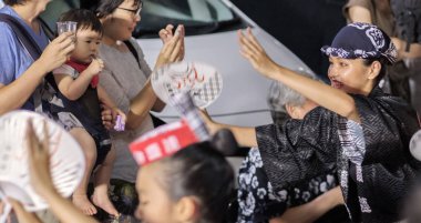 Tokyo, Japonya - 19 Ağustos 2018. Geleneksel giyim Shimokitazawa Awa Odori Festivali sırasında sokakta gerçekleştirme giyen dansçılar.