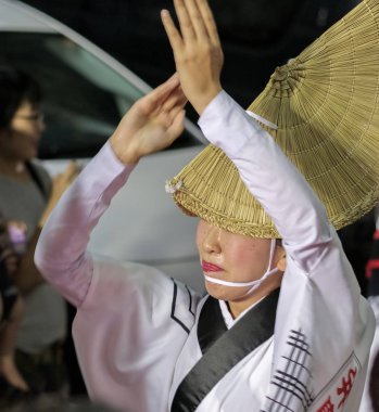 Tokyo, Japonya - 19 Ağustos 2018. Amigasa hasır şapka ve sokakta Shimokitazawa Awa Odori Festivali sırasında performans kimono giyen kadın dansçılar.