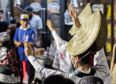 Tokyo, Japonya - 19 Ağustos 2018. Amigasa hasır şapka ve sokakta Shimokitazawa Awa Odori Festivali sırasında performans kimono giyen kadın dansçılar.