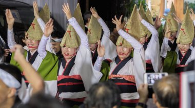 Tokyo, Japonya - 19 Ağustos 2018. Amigasa hasır şapka ve sokakta Shimokitazawa Awa Odori Festivali sırasında performans kimono giyen kadın dansçılar.