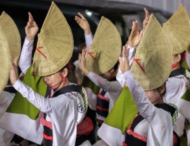 Tokyo, Japonya - 19 Ağustos 2018. Amigasa hasır şapka ve sokakta Shimokitazawa Awa Odori Festivali sırasında performans kimono giyen kadın dansçılar.