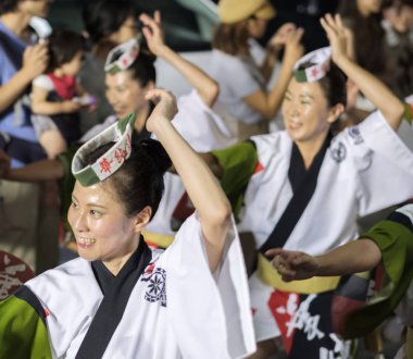 Tokyo, Japonya - 19 Ağustos 2018. Geleneksel giyim Shimokitazawa Awa Odori Festivali sırasında sokakta gerçekleştirme giyen dansçılar.