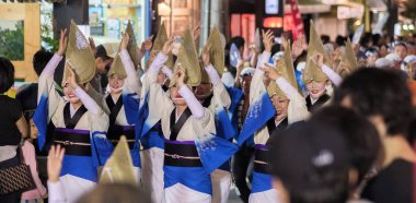 Tokyo, Japonya - 19 Ağustos 2018. Amigasa hasır şapka ve sokakta Shimokitazawa Awa Odori Festivali sırasında performans kimono giyen kadın dansçılar.