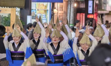 Tokyo, Japonya - 19 Ağustos 2018. Amigasa hasır şapka ve sokakta Shimokitazawa Awa Odori Festivali sırasında performans kimono giyen kadın dansçılar.