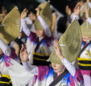 Tokyo, Japonya - 19 Ağustos 2018. Amigasa hasır şapka ve sokakta Shimokitazawa Awa Odori Festivali sırasında performans kimono giyen kadın dansçılar.