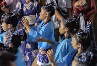 Tokyo, Japonya - 19 Ağustos 2018. Geleneksel giyim Shimokitazawa Awa Odori Festivali sırasında sokakta gerçekleştirme giyen dansçılar.