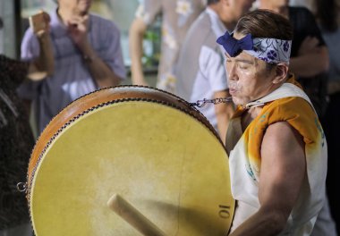 Tokyo, Japonya - 19 Ağustos 2018. Geleneksel taiko oynarken müzisyen eşlik eden dans topluluğu Shimokitazawa Awa Odori Festivali sırasında sokakta davul.