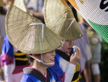 Tokyo, Japonya - 19 Ağustos 2018. Amigasa hasır şapka ve sokakta Shimokitazawa Awa Odori Festivali sırasında performans kimono giyen kadın dansçılar.