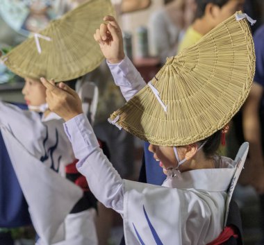 Tokyo, Japonya - 19 Ağustos 2018. Amigasa hasır şapka ve sokakta Shimokitazawa Awa Odori Festivali sırasında performans kimono giyen kadın dansçılar.