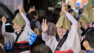 Tokyo, Japonya - 19 Ağustos 2018. Amigasa hasır şapka ve sokakta Shimokitazawa Awa Odori Festivali sırasında performans kimono giyen kadın dansçılar.