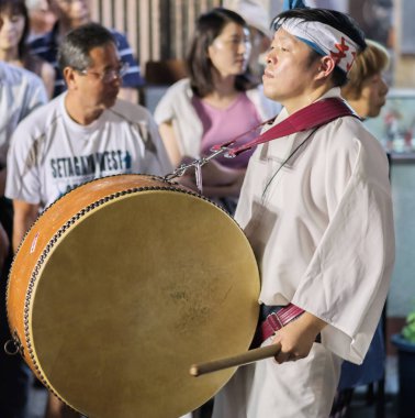 Tokyo, Japonya - 19 Ağustos 2018. Geleneksel taiko oynarken müzisyen eşlik eden dans topluluğu Shimokitazawa Awa Odori Festivali sırasında sokakta davul.
