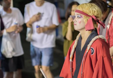 Tokyo, Japonya - 19 Ağustos 2018. Sokakta Shimokitazawa mahallede Awa Odori Festival süresince astar seyirci.