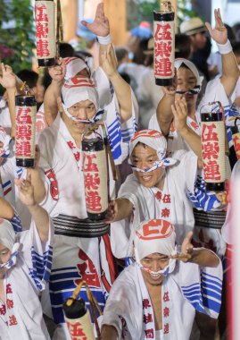 Tokyo, Japonya - 19 Ağustos 2018. Geleneksel giyim Shimokitazawa Awa Odori Festivali sırasında sokakta gerçekleştirme giyen dansçılar.