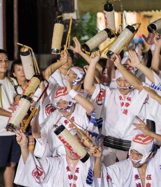 Tokyo, Japonya - 19 Ağustos 2018. Geleneksel giyim Shimokitazawa Awa Odori Festivali sırasında sokakta gerçekleştirme giyen dansçılar.