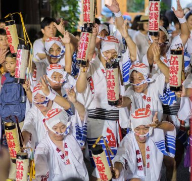 Tokyo, Japonya - 19 Ağustos 2018. Geleneksel giyim Shimokitazawa Awa Odori Festivali sırasında sokakta gerçekleştirme giyen dansçılar.