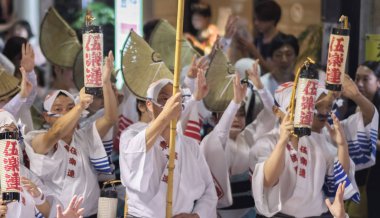 Tokyo, Japonya - 19 Ağustos 2018. Geleneksel giyim Shimokitazawa Awa Odori Festivali sırasında sokakta gerçekleştirme giyen dansçılar.