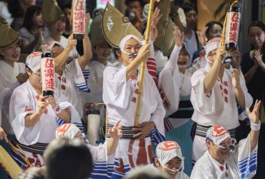 Tokyo, Japonya - 19 Ağustos 2018. Geleneksel giyim Shimokitazawa Awa Odori Festivali sırasında sokakta gerçekleştirme giyen dansçılar.