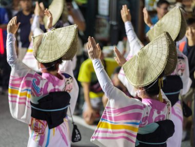 Tokyo, Japonya - 19 Ağustos 2018. Amigasa hasır şapka ve sokakta Shimokitazawa Awa Odori Festivali sırasında performans kimono giyen kadın dansçılar.
