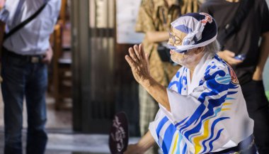 Tokyo, Japonya - 19 Ağustos 2018. Geleneksel giyim Shimokitazawa Awa Odori Festivali sırasında sokakta gerçekleştirme giyen dansçılar.