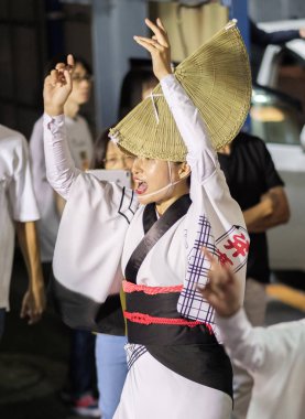 Tokyo, Japonya - 19 Ağustos 2018. Amigasa hasır şapka ve sokakta Shimokitazawa Awa Odori Festivali sırasında performans kimono giyen kadın dansçılar.