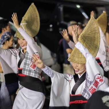 Tokyo, Japonya - 19 Ağustos 2018. Amigasa hasır şapka ve sokakta Shimokitazawa Awa Odori Festivali sırasında performans kimono giyen kadın dansçılar.