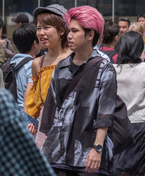 Tokio Japón Agosto 2018 Hombre Pelo Rojo Cruzando Calle Shibuya — Foto de Stock