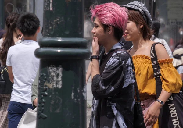 Tokyo, Japonya - 19 Ağustos 2018. Shibuya içinde geçerken Kızıl saçlı adam.