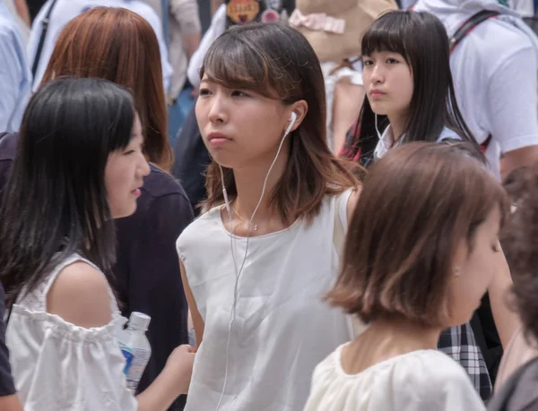 Tokio Japón Agosto 2018 Bonita Chica Japonesa Escuchando Auriculares Calle —  Fotos de Stock