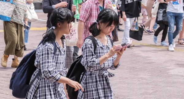 Токио Япония Августа 2018 Года Японские Девушки Одинаковом Платье Смартфоном — стоковое фото