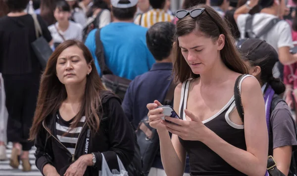 Toquio Japão Agosto 2018 Turista Feminino Com Smartphone Cruzando Rua — Fotografia de Stock