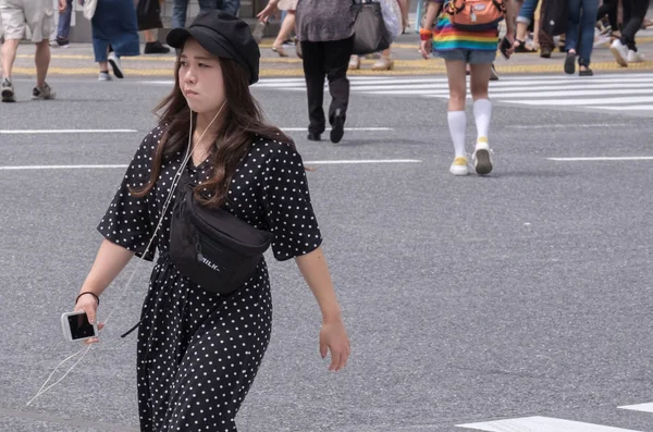 Tokio Japón Agosto 2018 Chica Japonesa Escuchando Musci Con Teléfono —  Fotos de Stock