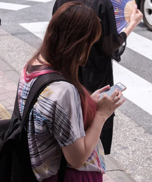 Toquio Japão Agosto 2018 Menina Japonesa Com Smartphone Rua Shibuya — Fotografia de Stock