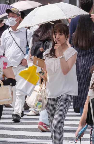 日本东京 2018年8月19日 在涩谷炎热的夏日里 带着雨伞的日本女人 — 图库照片