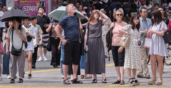 2018 東京都 渋谷の街を横断する歩行者待ち — ストック写真