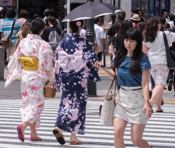 Tokyo Japan August 2018 Hübsches Japanisches Mädchen Trendiger Yukata Überquert — Stockfoto