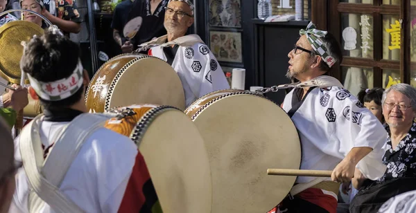 Toquio Japão Agosto 2018 Músico Tocando Bateria Tradicional Taiko Acompanhando — Fotografia de Stock