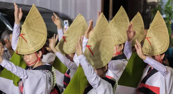 Tokyo, Japonya - 19 Ağustos 2018. Amigasa hasır şapka ve sokakta Shimokitazawa Awa Odori Festivali sırasında performans kimono giyen kadın dansçılar.