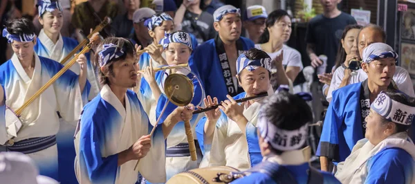 Tokyo, Japonya - 19 Ağustos 2018. Shimokitazawa Awa Odori Festivali sırasında eşlik eden dans topluluğu sokakta oynayan geleneksel shinobue müzisyen flüt.