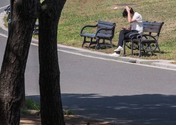 Toquio Japão Agosto 2018 Menina Japonesa Sentada Banco Parque Durante — Fotografia de Stock