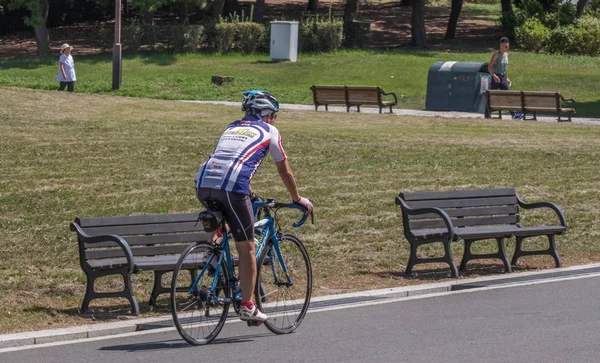 Toquio Japão Agosto 2018 Homem Andar Bicicleta Parque Kasai Rinkai — Fotografia de Stock