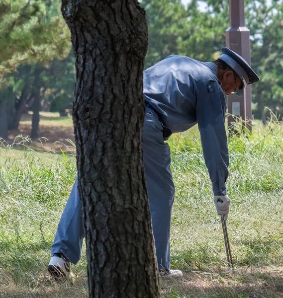 Tokio Japón Agosto 2018 Trabajador Del Parque Kasai Rinkai Recogiendo —  Fotos de Stock