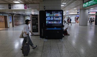 Tokyo, Japonya - 30th Ağustos 2018. Dijital satış makinesi Tokyo İstasyonu.