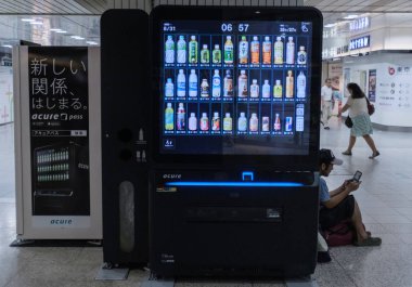 Tokyo, Japonya - 30th Ağustos 2018. Dijital satış makinesi Tokyo İstasyonu.